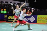 Pebulu tangkis ganda putri Indonesia Siti Fadia SIlva Ramadhanti (kanan) dan Lanny Tria Mayasari (kiri) mengembalikan kok ke arah pebulu tangkis China Taipei Hseih Pei Shan dan Hung En-Tzu pada babak final Indonesia Masters II Super 100 2024 di Jatim International Expo, Surabaya, Jawa Timur, Minggu (3/11/2024). Lanny dan Fadia menjadi runner up ganda putri Indonesia Masters II Super 100 usai kalah dengan skor 19-21 dan 15-21. ANTARA Jatim/Rizal Hanafi/mas.