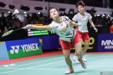 Pebulu tangkis ganda putri Indonesia Lanny Tria Mayasari (kiri) dan Siti Fadia SIlva Ramadhanti (kanan) mengembalikan kok ke arah pebulu tangkis China Taipei Hseih Pei Shan dan Hung En-Tzu pada babak final Indonesia Masters II Super 100 2024 di Jatim International Expo, Surabaya, Jawa Timur, Minggu (3/11/2024). Lanny dan Fadia menjadi runner up ganda putri Indonesia Masters II Super 100 usai kalah dengan skor 19-21 dan 15-21. ANTARA Jatim/Rizal Hanafi/mas.