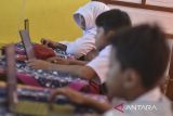 Siswa mengikuti ujian Asesmen Nasional Berbasis Komputer (ANBK) di SD Negeri 1 Gunungsari, Sadananya, Kabupaten Ciamis, Jawa Barat, Senin (4/11/2024). Kementerian Pendidikan Kebudayaan, Riset, dan Teknologi (Kemendikbudristek) menggelar pelaksanaan ANBK jenjang SD untuk meningkatkan mutu pada satuan pendidikan dan mengukur kompetensi literasi siswa, dengan jumlah sekolah yang mengikuti NBK secara mandiri sebanyak 129.350 sekolah dan 16.748 sekolah secara menumpang. ANTARA FOTO/Adeng Bustomi/agr