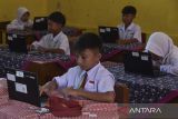 Siswa mengikuti ujian Asesmen Nasional Berbasis Komputer (ANBK) di SD Negeri 1 Gunungsari, Sadananya, Kabupaten Ciamis, Jawa Barat, Senin (4/11/2024). Kementerian Pendidikan Kebudayaan, Riset, dan Teknologi (Kemendikbudristek) menggelar pelaksanaan ANBK jenjang SD untuk meningkatkan mutu pada satuan pendidikan dan mengukur kompetensi literasi siswa, dengan jumlah sekolah yang mengikuti NBK secara mandiri sebanyak 129.350 sekolah dan 16.748 sekolah secara menumpang. ANTARA FOTO/Adeng Bustomi/agr