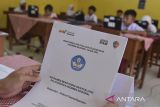 Suasana ujian Asesmen Nasional Berbasis Komputer (ANBK) di SD Negeri 1 Gunungsari, Sadananya, Kabupaten Ciamis, Jawa Barat, Senin (4/11/2024). Kementerian Pendidikan Kebudayaan, Riset, dan Teknologi (Kemendikbudristek) menggelar pelaksanaan ANBK jenjang SD untuk meningkatkan mutu pada satuan pendidikan dan mengukur kompetensi literasi siswa, dengan jumlah sekolah yang mengikuti NBK secara mandiri sebanyak 129.350 sekolah dan 16.748 sekolah secara menumpang. ANTARA FOTO/Adeng Bustomi/agr