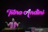 Penyanyi Tiara Andini menghibur penonton dalam konser Generasi Happy di Kota Serang, Banten, Minggu (3/11/2024). Dalam penampilannya tersebut Tiara Andini menyanyikan sejumlah lagu hits seperti Kupu-kupu, Flip It Up, Cantik, dan Usai. ANTARA FOTO/Muhammad Bagus Khoirunas/gp