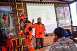 Instruktur memberikan materi kepada pekerja ketinggian saat mengikuti pembekalan materi keselamatan kerja untuk mendapatkan lisensi di Pusat Pelatihan Skygers Indonesia di Cidadap, Bandung, Jawa Barat, Senin (4/11/2024). Badan Penyelenggara Jaminan Sosial (BPJS) Ketenagakerjaan menergetkan tingkat kepesertaan aktif pada 2025 sebanyak 61 juta orang, sementara itu hingga September 2024 jumlah tenaga kerja peserta aktif jaminan sosial ketenagakerjaan berkisar 40,15 juta orang. ANTARA FOTO/Raisan Al Farisi/agr