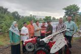 PT Semen Padang dukung produktivitas petani Padayo dengan bantuan Hand Traktor