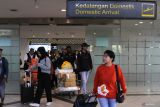 Penumpang pesawat berjalan setibanya di kedatangan Terminal Bandar Udara Internasional Juanda Surabaya di Sidoarjo, Jawa Timur, Selasa (5/11/2024). Badan Pusat Statistik (BPS) Jatim mencatat selama bulan September 2024 kunjungan Wisatawan Mancanegara (wisman) ke Jawa Timur melalui pintu masuk Juanda sebanyak 31.700 mengalami penurunan dibandingkan dengan kondisi pada bulan Agustus sebanyak 38.587. Antara Jatim/Umarul Faruq