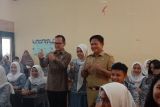 Wamendagri berikan KTP kepada siswa SMAN 1 Mataram jelang Pilkada serentak 2024