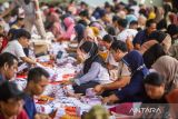 Pekerja melipat surat suara di gudang logistik KPU Kabupaten Cirebon, Jawa Barat, Selasa (5/11/2024). KPU Kabupaten Cirebon mulai menyortir dan melipat 1.791.598 surat suara untuk Pilkada 2024 dengan melibatkan 300 orang pekerja dan ditargetkan selesai dalam waktu delapan hari. ANTARA FOTO/Dedhez Anggara/agr