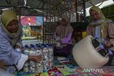 Perajin menyelesaikan pembuatan sofa berbahan botol plastik yang telah diisi dengan limbah anorganik atau ecobrick di Desa Margagiri, Bojonegara, Kabupaten Serang, Banten, Selasa (5/11/2024). Warga di desa tersebut memanfaatkan limbah plastik yang dikumpulkan dari bank sampah menjadi berbagai kerajinan tangan seperti sofa berbahan dasar botol plastik yang telah diisi dengan limbah anorganik atau ecobrick untuk kemudian dijual dengan harga Rp250.000 hingga Rp350.000 per buah tergantung ukuran. ANTARA FOTO/Angga Budhiyanto/gp