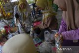 Perajin mengisi botol plastik dengan limbah anorganik sebagai bahan baku pembuatan sofa di Desa Margagiri, Bojonegara, Kabupaten Serang, Banten, Selasa (5/11/2024). Warga di desa tersebut memanfaatkan limbah plastik yang dikumpulkan dari bank sampah menjadi berbagai kerajinan tangan seperti sofa berbahan dasar botol plastik yang telah diisi dengan limbah anorganik atau ecobrick untuk kemudian dijual dengan harga Rp250.000 hingga Rp350.000 per buah tergantung ukuran. ANTARA FOTO/Angga Budhiyanto/gp