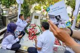 Karyawan Rumah Sakit Hasan Sadikin (RSHS) memanjatkan doa di makam Dokter Hasan Sadikin di Kompleks Pemakaman Bupati Bandung, Jawa Barat, Selasa (5/11/2024). Tabur bunga yang dilakukan kayawan beserta dokter RSHS tersebut dilakukan dalam rangka memperingati Hari Kesehatan Nasional ke-60 serta mengenang jasa dr. Hasan Sadikin sebagai tokoh perjuangan bangsa dan pejuang kesehatan di Jawa Barat. ANTARA FOTO/Raisan Al Farisi /agr
