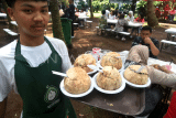 Pelayan membawa pesanan es kelapa kopyor untuk pengunjung saat Festival Kopyor 2024 di Kios Kopyor Bogor, Jawa Barat, Jumat (1/11/2024). Festival tersebut bertujuan untuk memperkenalkan potensi kelapa kopyor kepada masyarakat serta sebagai destinasi wisata kuliner baru di Bogor. ANTARA FOTO/Arif Firmansyah/aww.