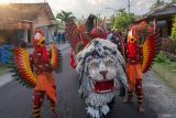 Kesenian pitik-pitikan dan macanan menampilkan atraksi pada pawai budaya di Desa Wisata Adat Osing Kemiren, Banyuwangi, Jawa Timur, Selasa (5/11/2024). Arak-arakan yang melibatkan warga dan sejumlah tokoh pelestari Kebudayaan suku Osing tersebut merupakan rangkaian Festival Ngopi Sepuluh Ewu (sepuluh ribu kopi) yang digelar pada 5-6 November untuk memperingati Hari Jadi ke-167 Desa Wisata Osing Kemiren. Antara Jatim/Budi Candra Setya/um