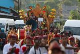 Maestro Gandrung Temu Misti (kanan) bersama Kepala Desa Kemiren diarak menggunakan dokar pada pawai budaya di Desa Wisata Adat Osing Kemiren, Banyuwangi, Jawa Timur, Selasa (5/11/2024). Arak-arakan yang melibatkan warga dan sejumlah tokoh pelestari Kebudayaan suku Osing tersebut merupakan rangkaian Festival Ngopi Sepuluh Ewu (sepuluh ribu kopi) yang digelar pada 5-6 November untuk memperingati Hari Jadi ke-167 Desa Wisata Osing Kemiren. Antara Jatim/Budi Candra Setya/um