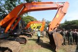 Petugas mengikuti apel kesiapsiagaan bencana hidrometeorologi di Desa Gampeng, Kediri Jawa Timur, Selasa (5/11/2024). Apel gabungan BPBD, TNI, Polisi, Tagana, dan relawan tersebut sebagai upaya kesiapan menghadapi potensi bencana yang dipengaruhi oleh faktor cuaca seperti banjir, angin puting beliung, dan tanah longsor. Antara Jatim/Prasetia Fauzani/um