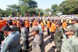 Petugas mengikuti apel kesiapsiagaan bencana hidrometeorologi di Desa Gampeng, Kediri Jawa Timur, Selasa (5/11/2024). Apel gabungan BPBD, TNI, Polisi, Tagana, dan relawan tersebut sebagai upaya kesiapan menghadapi potensi bencana yang dipengaruhi oleh faktor cuaca seperti banjir, angin puting beliung, dan tanah longsor. Antara Jatim/Prasetia Fauzani/um