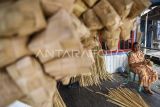 Pertumbuhan kredit investasi UMKM Kaltim. Perajin menyelesaikan pembuatan kulit ketupat di Kampung Ketupat, Mangkupalas, Samarinda Seberang, Samarinda, Kalimantan Timur, Rabu (6/11/2024). Menurut data dari Bank Indonesia Provinsi Kalimantan Timur, penyaluran kredit investasi UMKM Kaltim triwulan II sedikit melambat dibanding triwulan sebelumnya, yakni 7,63 persen year on year (yoy), dimana pada triwulan I 7,68 persen yoy namun, pertumbuhan kredit UMKM Kaltim triwulan II berada di atas tingkat pertumbuhan kredit UMKM nasional. Antara Kaltim/M Risyal Hidayat