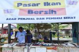 Nelayan mengangkut ikan hasil tangkapannya di Tempat Pelelangan Ikan (TPI) Karangantu, Serang, Banten, Rabu (6/11/2024). Kementerian Kelautan dan Perikanan akan mengembangkan lima kebijakan ekonomi biru untuk kelautan dan perikanan berkelanjutan yaitu memperluas kawasan konservasi laut, penangkapan ikan terukur berbasis kuota, pengembangan budidaya di laut, pesisir dan darat secara berkelanjutan, pengawasan dan pengendalian wilayah pesisir dan pulau-pulau kecil, serta pembersihan sampah plastik di laut melalui gerakan pertisipasi nelayan. ANTARA FOTO/Putra M. Akbar/gp