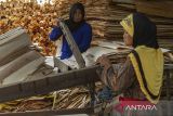 Sejumlah pekerja memotong sisa lembaran kayu dengan ketebalan seragam atau finir di salah satu pabrik di Kota Serang, Banten, Rabu (6/11/2024). Jumlah angkatan kerja berdasarkan Survei Angkatan Kerja Nasional (Sakernas) pada Agustus 2024 sebanyak 152,11 juta orang atau naik 4,40 juta orang dibanding Agustus 2023, sementara penduduk yang bekerja sebanyak 144,64 juta orang atau naik sebanyak 4,79 juta orang dari Agustus 2023. ANTARA FOTO/Angga Budhiyanto/gp