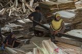 Sejumlah pekerja memotong sisa lembaran kayu dengan ketebalan seragam atau finir di salah satu pabrik di Kota Serang, Banten, Rabu (6/11/2024). Jumlah angkatan kerja berdasarkan Survei Angkatan Kerja Nasional (Sakernas) pada Agustus 2024 sebanyak 152,11 juta orang atau naik 4,40 juta orang dibanding Agustus 2023, sementara penduduk yang bekerja sebanyak 144,64 juta orang atau naik sebanyak 4,79 juta orang dari Agustus 2023. ANTARA FOTO/Angga Budhiyanto/gp