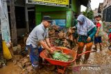 Warga menyelamatkan pakaian pascabanjir bandang di Banjaran Wetan, Kabupaten Bandung, Jawa Barat, Rabu (6/11/2024). Banjir bandang luapan Sungai Citalugtug itu mengakibatkan 500 KK terdampak dan sekitar 20 rumah mengalami kerusakan di Desa Banjaran Wetan, Kecamatan Banjaran, Kabupaten Bandung. ANTARA FOTO/Raisan Al Farisi/agr