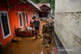 Warga membersihkan prabotan pascabanjir bandang di Banjaran Wetan, Kabupaten Bandung, Jawa Barat, Rabu (6/11/2024). Banjir bandang luapan Sungai Citalugtug itu mengakibatkan 500 KK terdampak dan sekitar 20 rumah mengalami kerusakan di Desa Banjaran Wetan, Kecamatan Banjaran, Kabupaten Bandung. ANTARA FOTO/Raisan Al Farisi/agr