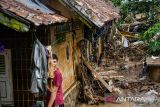 Warga berada di tempat kejadian pascabanjir bandang di Banjaran Wetan, Kabupaten Bandung, Jawa Barat, Rabu (6/11/2024). Banjir bandang luapan Sungai Citalugtug itu mengakibatkan 500 KK terdampak dan sekitar 20 rumah mengalami kerusakan di Desa Banjaran Wetan, Kecamatan Banjaran, Kabupaten Bandung. ANTARA FOTO/Raisan Al Farisi/agr