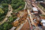 Foto udara lokasi tanah longsor di Jalan Rancahaur, Desa Karang Tengah, Pagedangan, Kabupaten Tangerang, Banten, Rabu (6/11/2024). Longsor sepanjang 40 meter dengan kedalaman 7 meter tersebut terjadi disebabkan tingginya intensitas hujan pada (5/11) sore dan mengakibatkan akses jalan warga terputus. ANTARA FOTO/Sulthony Hasanuddin/gp