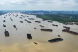 Sejumlah kapal tongkang bermuatan batu bara melintas perairan Sungai Mahakam di Samarinda, Kalimantan Timur, Rabu (6/11/2024). Menurut data dari Enerdata, pada tahun 2023 Indonesia berada di posisi ketiga dengan jumlah produksi batu bara sebesar 752 metrik ton, sedangkan China di peringkat satu yang menghasilkan 4.705 metrik ton dan India peringkat dua dengan memproduksi 1.045 metrik ton. Antara kaltim/M Risyal Hidayat
