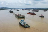 Sejumlah kapal tongkang bermuatan batu bara melintas perairan Sungai Mahakam di Samarinda, Kalimantan Timur, Rabu (6/11/2024). Menurut data dari Enerdata, pada tahun 2023 Indonesia berada di posisi ketiga dengan jumlah produksi batu bara sebesar 752 metrik ton, sedangkan China di peringkat satu yang menghasilkan 4.705 metrik ton dan India peringkat dua dengan memproduksi 1.045 metrik ton. Antara kaltim/M Risyal Hidayat
