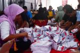 Pekerja menyortir dan melipat surat suara Pemilihan Gubernur dan Wakil Gubernur Jawa Timur tahun 2024 di Kabupaten Madiun, Jawa Timur, Rabu (6/11/2024). KPU Kabupaten Madiun mengerahkan 254 tenaga kerja dalam proses sortir dan pelipatan surat suara Pilkada Serentak 2024 sebanyak 582.458 lembar surat suara untuk Pemilihan Gubernur dan Wakil Gubernur Jawa Timur, serta 582.458 surat suara Pemilihan Bupati dan Wakil Bupati Madiun. Antara Jatim/Siswowidodo/mas.