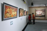 Pengunjung mengamati wayang beber yang dipamerkan saat Pekan Wayang Jawa Timur di Galeri Prabangkara, Surabaya, Jawa Timur, Rabu (6/11/2024). Pameran wayang tersebut bertema Wayang Refleksi Kehidupan merupakan salah satu kegiatan dalam Pekan Wayang Jawa Timur yang digelar sampai 8 November 2024 untuk menyambut Hari Wayang Nasional. Antara Jatim/Didik Suhartono/um