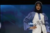 Model memperagakan busana karya mahasiswa Universitas Negeri Malang (UM) berjudul Libertasdalam Malang Fashion Week 2024 di Malang City Point, Jawa Timur, Kamis (7/11/2024). Gelaran peragaan busana tersebut mengusung tema 