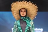 Model memperagakan busana karya siswa SMK 1 Pelaihari yang berjudul Sarantang Saruntung dalam Malang Fashion Week 2024 di Malang City Point, Jawa Timur, Kamis (7/11/2024). Gelaran peragaan busana tersebut mengusung tema 