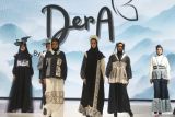 Model memperagakan busana karya siswa SMK Darul Amanah Sukorejo yang berjudul Dera dalam Malang Fashion Week 2024 di Malang City Point, Jawa Timur, Kamis (7/11/2024). Gelaran peragaan busana tersebut mengusung tema 