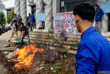 Sejumlah mahasiswa gabungan dari Pesatuan Mahasiswa Islam Indonesia (PMII) berorasi saat aksi darurat sampah di depan pintu masuk Kantor Bupati Pandeglang, Pandeglang, Banten, Kamis (7/11/2024). Dalam aksi tersebut mahasiswa menuntut Pemerintah Daerah Kabupaten Pandeglang agar dapat mengatasi permasalahan sampah di kawasan Pantai Labuan serta menolak kiriman sampah dari Kabupaten Serang. ANTARA FOTO/Muhammad Bagus Khoirunas/gp