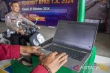 Anggota Satlantas Polres Cimahi melakukan cek fisik kendaraan roda dua secara digital di gedung pelayanan BPKB Polres Cimahi, Jawa Barat, Kamis (7/11/2024). Satlantas Polres Cimahi menjadi salah satu proyek percontohan penerapan cek fisik kendaraan digital yang nantinya akan mulai diterapkan secara bertahap di seluruh jajaran Kepolisian Daerah (Polda) di Indonesia. ANTARA FOTO/Abdan Syakura/agr
