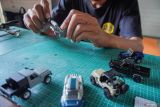 Perajin membuat miniatur mobil jip diecast di Lumajang Jawa Timur, Kamis (7/11/2024). Modifikasi miniatur mobil jip dengan skala 1 banding 64 tersebut dijual seharga Rp1 juta per buah dan telah dipasarkan ke sejumlah daerah di Indonesia hingga ekspor ke negara Australia, Amerika, Jerman, dan Italia. ANTARA Jatim/Irfan Sumanjaya/mas.