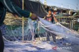 Nelayan menyiapkan jaring untuk melaut di pelabuhan perikanan Karangsong, Indramayu, Jawa Barat, Kamis (7/11/2024). Kementerian Kelautan dan Perikanan akan menghapuskan kredit macet atau utang nelayan yang kriteria ditentukan berdasarkan aturan turunan dari Peraturan Pemerintah nomor 47 tahun 2024, salah satunya nelayan yang sudah tak mampu membayar cicilan akibat pandemi COVID-19. ANTARA FOTO/Dedhez Anggara/agr
