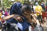 Warga terdampak erupsi Gunung Lewotobi Laki-laki menangis dalam pelukan biarawati di posko pengungsian Desa Bokang Wolomatang, Titehena, Kabupaten Flores Timur, Nusa Tenggara Timur, Rabu (6/11/2024).Badan Nasional Penanggulangan Bencana (BNPB) mencatat jumlah pengungsi erupsi Gunung Lewotobi Laki-Laki meningkat dari yang sebelumnya tercatat sebanyak 2.472 jiwa kini menjadi 4.436 jiwa. ANTARA FOTO/Aditya Pradana Putra/wpa/gp