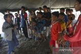 Sejumlah anak-anak pengungsi korban bencana erupsi Gunung Lewotobi Laki-laki mengikuti layanan penyembuhan trauma dari relawan di Posko Pengungsian Desa Lewolaga, Kabupaten Flores Timur, Nusa Tenggara Timur, Rabu (6/11/2024). Badan Nasional Penanggulangan Bencana (BNPB) mencatat jumlah pengungsi erupsi Gunung Lewotobi Laki-Laki meningkat dari yang sebelumnya tercatat sebanyak 2.472 jiwa kini menjadi 4.436 jiwa. ANTARA FOTO/Aditya Pradana Putra/wpa/gp