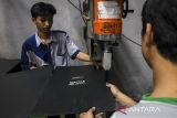 Sejumlah pekerja mencacah limbah plastik untuk dijadikan bahan kardus polypropylene di pabrik Alva Board, Cikupa, Kabupaten Tangerang, Banten, Kamis (7/11/2024). Alva Board memproduksi 138 jenis produk kardus polypropylene dengan mendaur ulang limbah plastik untuk menciptakan produk ramah lingkungan yang telah diekspor ke luar negeri seperti Inggris, Ukraina dan Irlandia. ANTARA FOTO/Sulthony Hasanuddin/gp