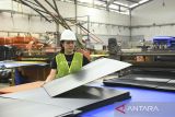 Marketing Manager ALVAboard Christabelle menata lembaran polypropylene berbahan limbah plastik di pabrik Alva Board, Cikupa, Kabupaten Tangerang, Banten, Kamis (7/11/2024). Alva Board memproduksi 138 jenis produk kardus polypropylene dengan mendaur ulang limbah plastik untuk menciptakan produk ramah lingkungan yang telah diekspor ke luar negeri seperti Inggris, Ukraina dan Irlandia. ANTARA FOTO/Sulthony Hasanuddin/gp