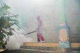 Petugas melakukan pengasapan (fogging) guna memberantas nyamuk penyebab Demam Berdarah Dengue (DBD) di Lumajang, Jawa Timur, Kamis (7/11/2024). Pemerintah kabupaten Kabupaten Lumajang melalui Dinas Kesehatan, Pengendalian Penduduk dan Keluarga Berencana (Dinkes P2KB) setempat melakukan Pemberantasan Sarang Nyamuk (PSN) pemeriksaan jentik berkala, gerakan satu rumah satu jumantik, dan pengasapan di sejumlah titik terindikasi kasus DBD dan bebas jentik kurang dari 95% sebagai upaya antisipasi penyebaran penyakit DBD memasuki pancaroba. ANTARA Jatim/Irfan Sumanjaya/mas.