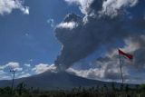 Erupsi setinggi 2.500 meter di puncak Gunung Lewotobi NTT