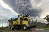 Truk yang membawa para relawan melintas saat terjadi erupsi Gunung Lewotobi Laki-laki di Desa Konga, Kecamatan Titehena, Kabupaten Flores Timur, Provinsi Nusa Tenggara Timur, Kamis (7/11/2024). PVMBG menyatakan Gunung Lewotobi Laki-laki kembali erupsi pada Kamis (7/11) pukul 10.48 WITA dengan tinggi kolom abu teramati 5.000 m di atas puncak. ANTARA FOTO/Mega Tokan/sgd/tom/gp