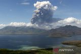 Gunung Lewotobi Laki-laki mengeluarkan asap vulkanik yang diabadikan dari di Desa Lewoingu, Kecamatan Titehena, Kabupaten Flores Timur, Provinsi Nusa Tenggara Timur, Kamis (7/11/2024). PVMBG menyatakan Gunung Lewotobi Laki-laki kembali erupsi pada Kamis (7/11) pukul 10.48 WITA dengan tinggi kolom abu teramati 5.000 m di atas puncak. ANTARA FOTO/Mega Tokan/sgd/tom/gp