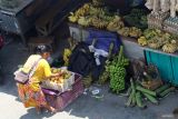 Warga memilih buah mangga di Pasar Setonobetek, Kota Kediri Jawa Timur, Kamis (7/11/2024). Data dari Badan pusat Statistik (BPS) Oktober 2024 inflasi Year on Yar (Y-on-Y) Jawa Timur sebesar 1,66 persen dengan inflasi tertinggi terjadi di Sumenep sebesar 2,30 persen sedangkan terendah di Kota Kediri sebesar 0,91 persen yang dipengaruhi oleh naiknya indeks kelompok pengeluaran di antaranya makanan minuman dan kelompok perlengkapan di antaranya peralatan dan pemeliharaan rutin rumah tangga. Antara Jatim/Prasetia Fauzani/um