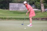 Pegolf Calista Allegra Dewantara melakukan pukulan green pada turnamen golf Jotosen Spectacular Wali Kota Surabaya Cup di Ciputra Golf & Family Club, Surabaya, Jawa Timur, Jumat (8/11/2024). Turnamen tersebut diikuti 43 pegolf dari kelas junior A dan B serta pegolf amatir yang berusia dibawah 24 tahun guna menjaring potensi dan meningkatkan poin internasional. Antara Jatim/Rizal Hanafi/um