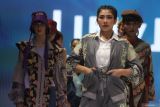 Model memperagakan busana rancangan pelajar SMK Boothcamp Bank Indonesia dalam acara Malang Fashion Week (MFW) 2024 di Malang City Point, Jawa Timur, Jumat (8/11/2024). Pada hari kedua gelaran peragaan busana MFW tersebut ditampilkan ratusan karya fesyen berkonsep etnik berupa perpaduan corak kain tenun, batik, songket maupun lurik dari 45 desainer muda yang didominasi pelajar SMK. Antara Jatim/Ari Bowo Sucipto/um 