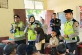 Polres OKU Timur beri makanan sehat  bergizi ke pelajar sekolah